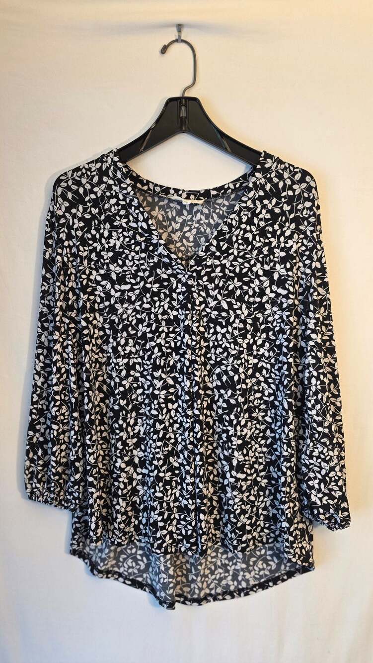 Two by Vince Camuto Black and White Floral V-Neck Long Sleeve Top, Size XXL